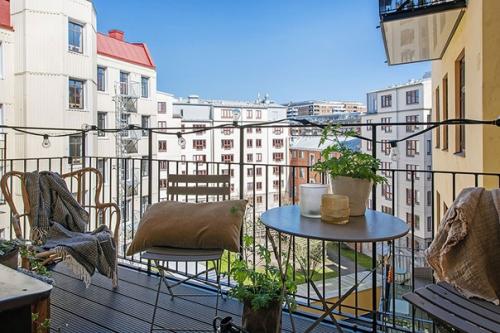 Старинная мебель украшением этого городского интерьера квартиры в Гётеборге стала. 09