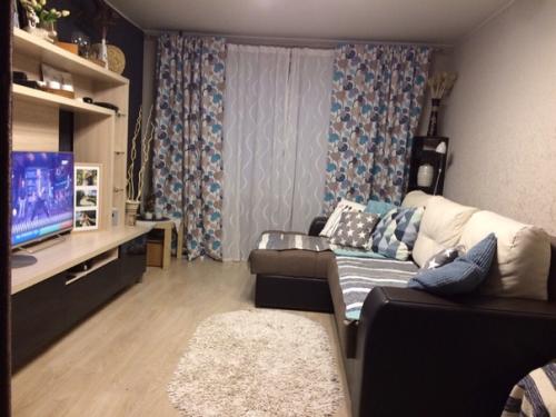 Добрый вечер, хочу показать свою гостиную - спальню в однокомнатной квартире. 05