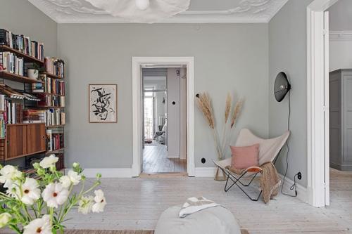 Старинная мебель украшением этого городского интерьера квартиры в Гётеборге стала. 01