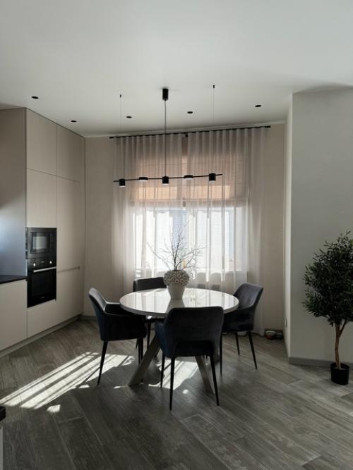 Монохромная кухня в загородном доме максимально. 02