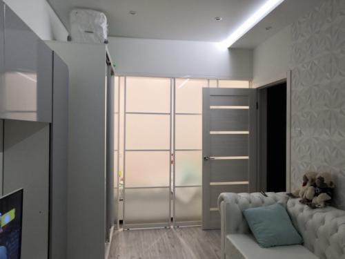 В такой крохотной однушке удалось даже спальное место выделить. 03