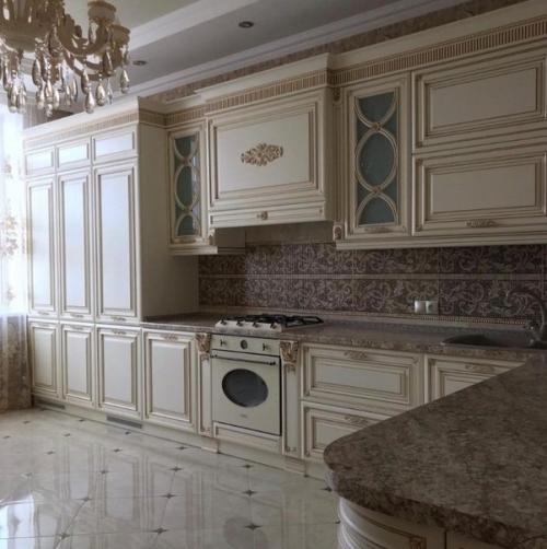 Цвет, дизайн, фартук, пол и даже штора всё гармонирует друг с другом, всё подобрано грамотно, со вкусом, смотрится стильно, уютно и очень красиво! 04