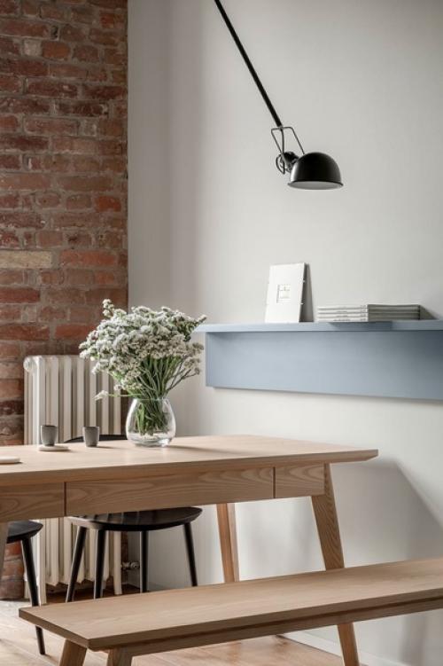 Цветовая гамма квартиры сдержанная: белые стены хорошо сочетаются с пастельными оттенками элементов интерьера. 01