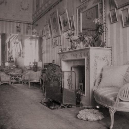 Вернемся ненадолго в лиловый будуар Александры Федоровны в зимнем дворце. 03