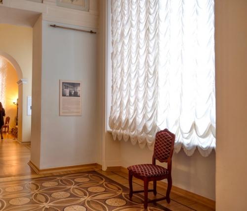 Вернемся ненадолго в лиловый будуар Александры Федоровны в зимнем дворце. 06