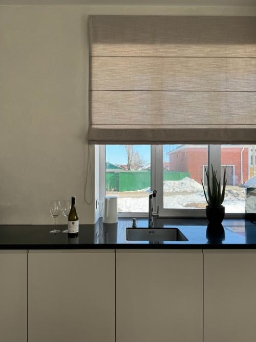 Монохромная кухня в загородном доме максимально. 03