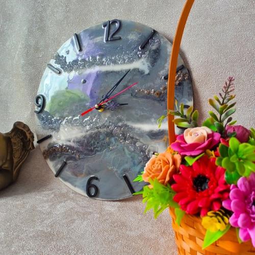 В маленьком уютном доме жил - был человек, который всегда искал идеальное время.