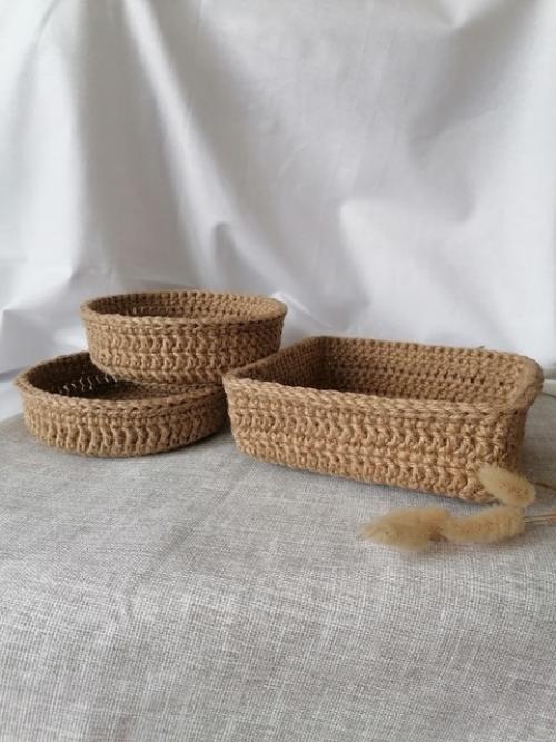 Вязаная корзинка из джута - это не только стильный, но и функциональный аксессуар для дома. 01