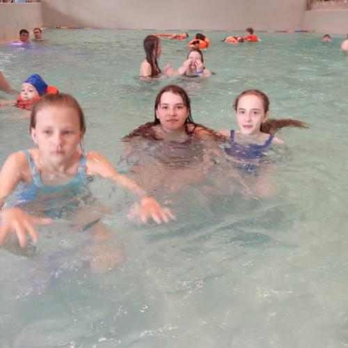 В воскресенье ребята нашей школы, вместе с половинскими школьниками посетили в Тюмени аквапарк Лето - Лето. 05