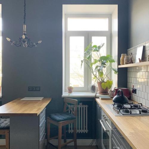 Кухня без верхних шкафов для многих выглядит необычно и непрактично. 04