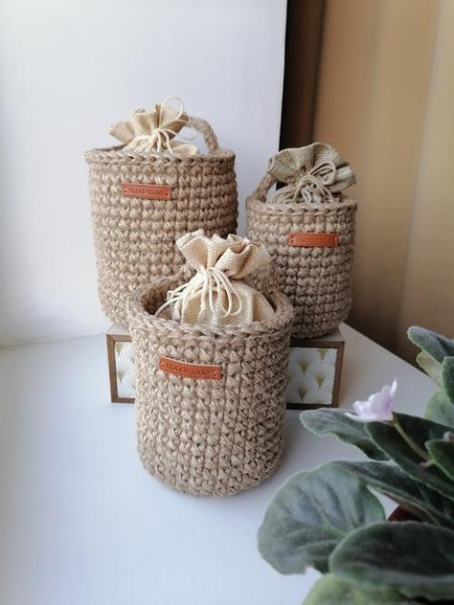 Вязаная корзинка из джута - это не только стильный, но и функциональный аксессуар для дома. 07