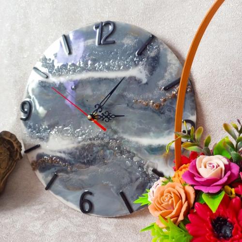 В маленьком уютном доме жил - был человек, который всегда искал идеальное время. 03