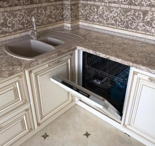 Цвет, дизайн, фартук, пол и даже штора всё гармонирует друг с другом, всё подобрано грамотно, со вкусом, смотрится стильно, уютно и очень красиво! 02