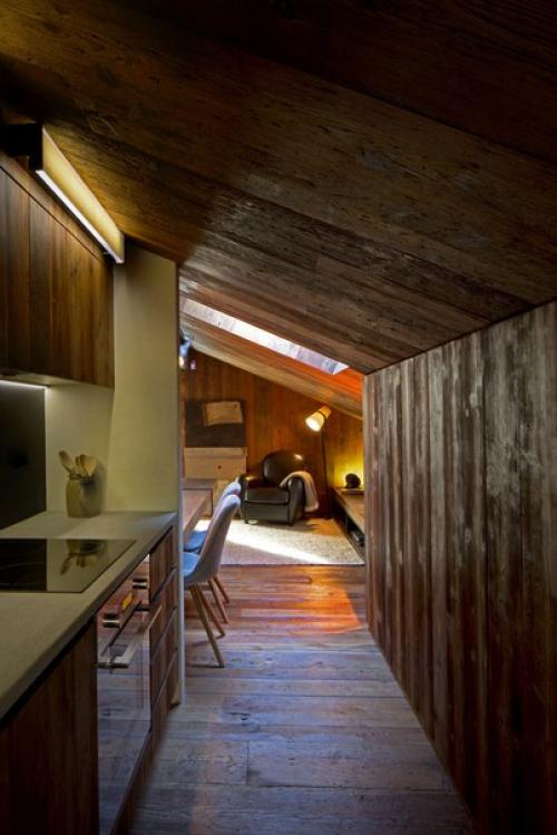 Реконструкцию мансарды типичного горного дома, расположенного у подножия Монблана, Италия, выполнила архитектурная студия Fabio Fantolino. 05