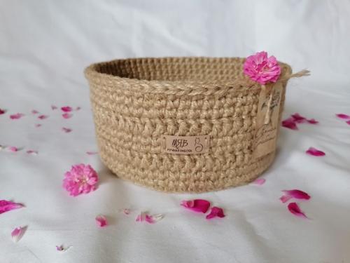 Вязаная корзинка из джута - это не только стильный, но и функциональный аксессуар для дома. 05