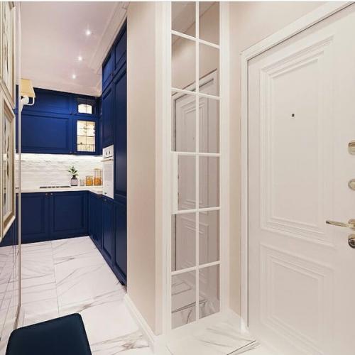 Светлая кухня и гостиная с синими акцентами. 03