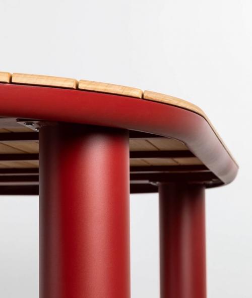 Уличная мебель тоже может быть яркой и стильной.