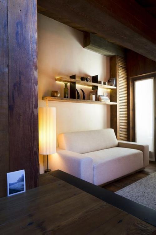 Реконструкцию мансарды типичного горного дома, расположенного у подножия Монблана, Италия, выполнила архитектурная студия Fabio Fantolino. 01