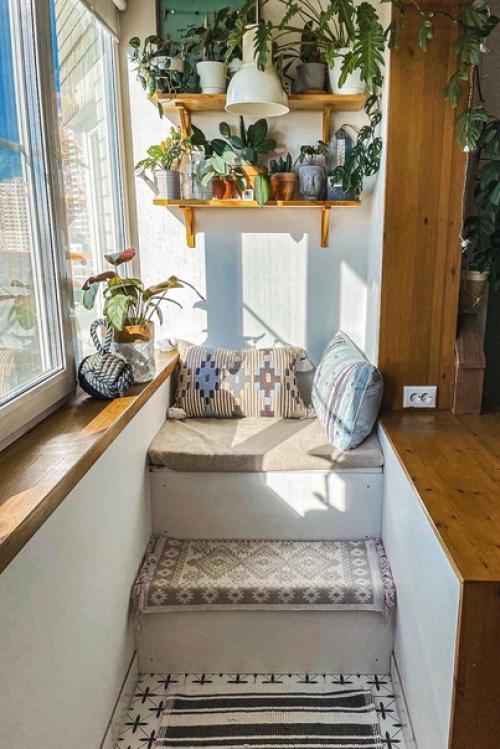 Маленькая, но уютная однокомнатная квартира в Москве стала настоящим убежищем для молодой семьи и трех милых Йорков. 02