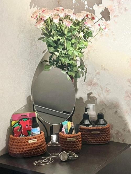 Корзинки из трикотажной пряжи впишутся в любой интерьер спальни, детской, прихожей, ванной комнаты, подойдут для хранения мелочей, косметики. 04