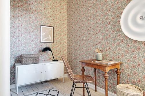 Старинная мебель украшением этого городского интерьера квартиры в Гётеборге стала. 07