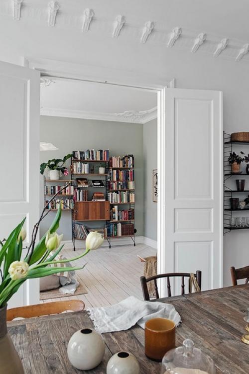 Старинная мебель украшением этого городского интерьера квартиры в Гётеборге стала. 05