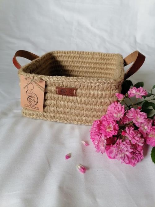 Вязаная корзинка из джута - это не только стильный, но и функциональный аксессуар для дома. 03