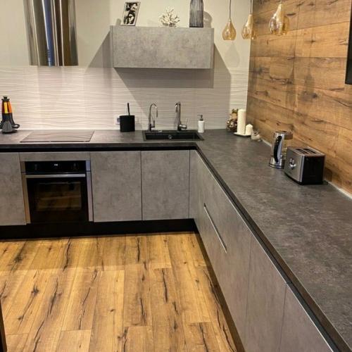 Ремонт в кухне.  От верхних шкафов отказались за ненадобностью. 01