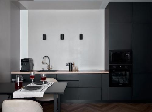 Современный интерьер кухни - гостиной с мини - рабочим местом в квартире молодой семейной пары. 01