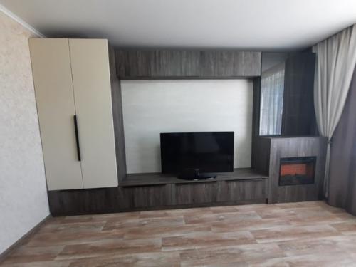 Наша новая работа камин в интерьере гостиной - эффектный акцент, который сразу привлекает внимание. 01