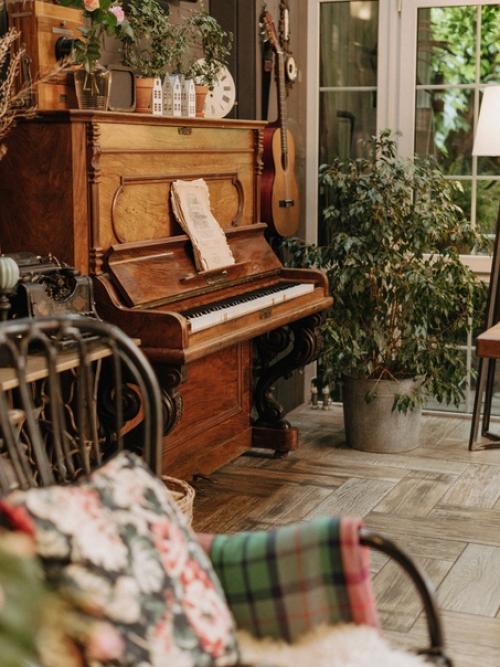 Стеклянный дом Теплица в живописном саду. 08