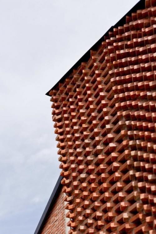 Необычный кирпичный дом с треугольным планом. 01