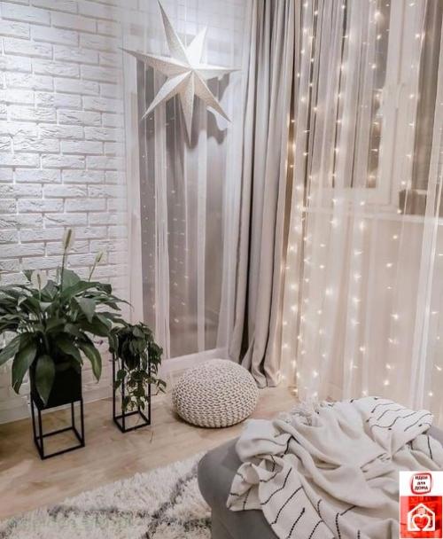 Светлый цвет в интерьере гостиной визуально стирает границы комнаты, осветляя её, делая более просторной. 03