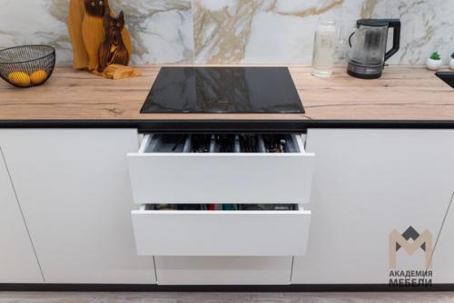 Для изготовления мы использовали сочетание корпуса ЛДСП ламарти в оттенке Белый и фасадов МДФ пастель сливки. 03