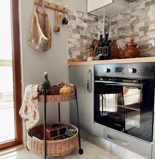 Благодаря обильному использованию дерева в дизайне, интерьер этого дома выглядит очень теплым и уютным. 05