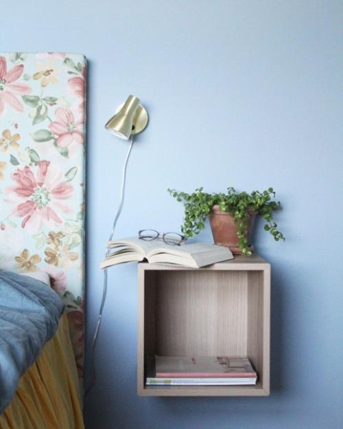 Множество красочных постеров и ярких оттенков и цветов в интерьере скандинавского дома. 03