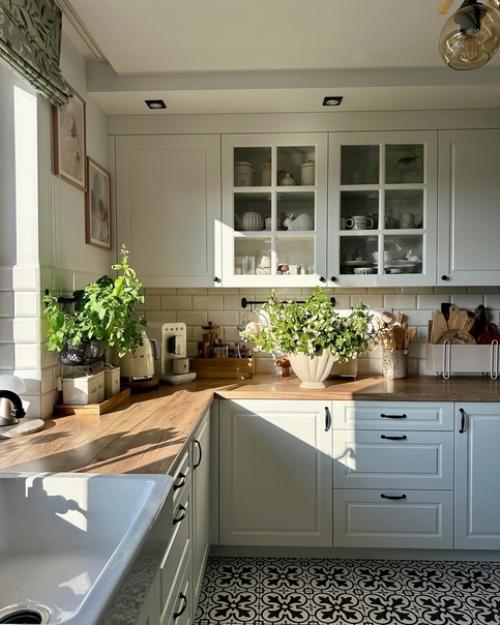 Потрясающий вид из окон и красивая мебель - как главные изюминки этого классного светлого дома. 02