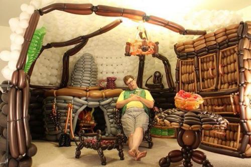 Джереми телфорд, 34-летний художник из штата юта, воссоздал интерьер дома хоббита из воздушных шариков в своей гостиной.  