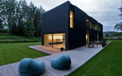 Лаконичный монохромный особняк под минском.
