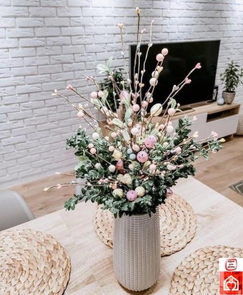 Светлый цвет в интерьере гостиной визуально стирает границы комнаты, осветляя её, делая более просторной. 02