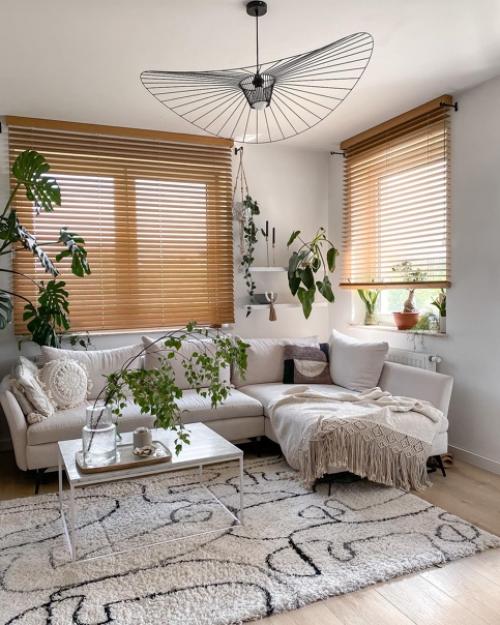 Идеальный интерьер с белой и деревянной мебелью в скандинавском стиле. 01