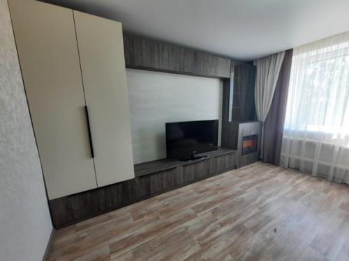 Наша новая работа камин в интерьере гостиной - эффектный акцент, который сразу привлекает внимание. 06