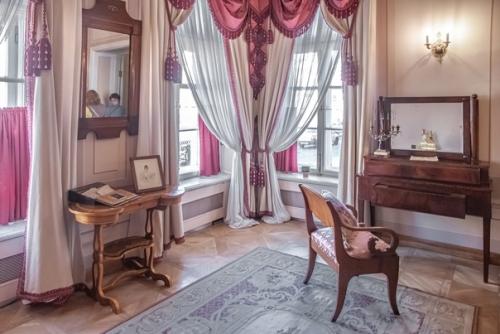 Диван, на котором Пушкин вздохнул последний раз; жилет, что был на нем во время дуэли; прядь волос, срезанная для Тургенева с усопшего. 06