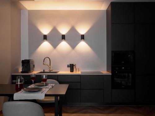 Современный интерьер кухни - гостиной с мини - рабочим местом в квартире молодой семейной пары. 02