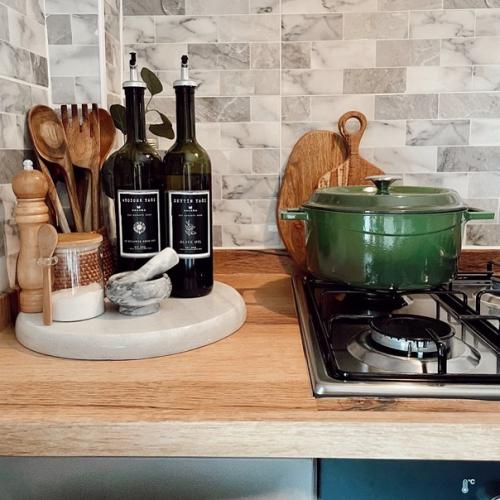 Благодаря обильному использованию дерева в дизайне, интерьер этого дома выглядит очень теплым и уютным. 08