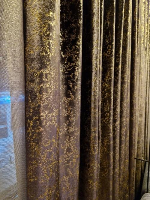 Шикарный бархат с печатью и тюль с золотым блеском украсили Тайную комнату на балконе в стиле ар деко. 04