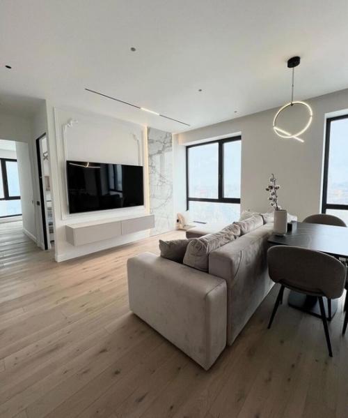 Совмещение кухни и гостиной имеет множество плюсов. 05