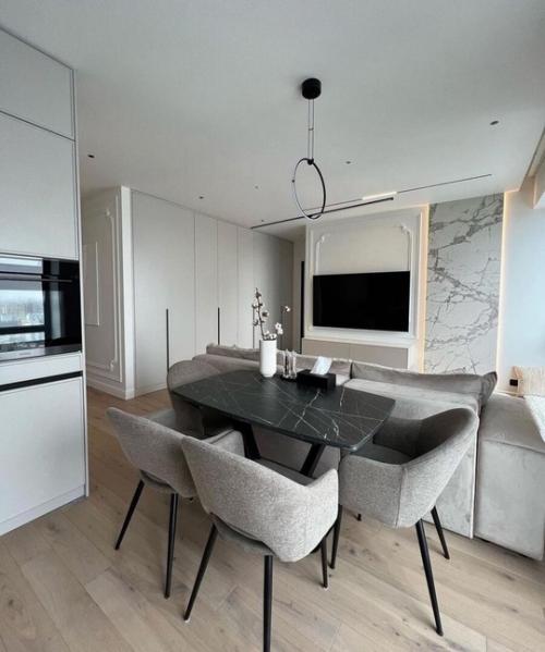 Совмещение кухни и гостиной имеет множество плюсов. 03