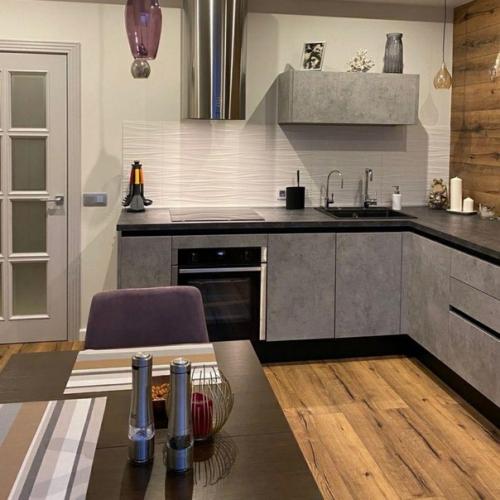 Ремонт в кухне.  От верхних шкафов отказались за ненадобностью. 03