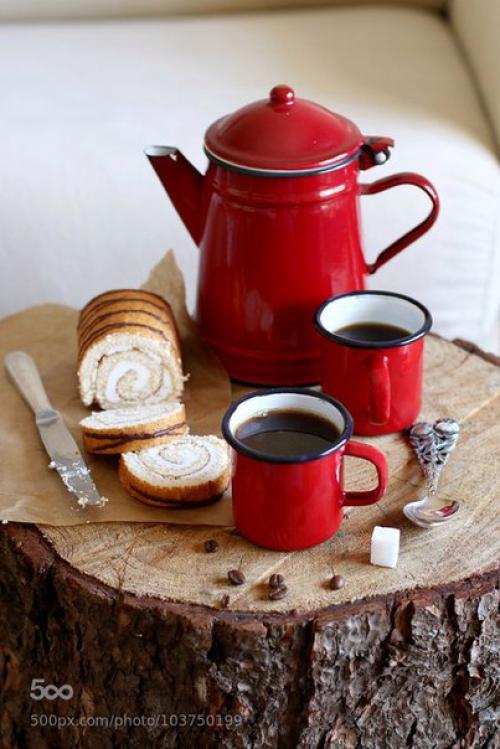 Металический чайник - простецкий, то такой уютный, гармоничен в загородном интерьере, на веранде, например, в любое время года. 
